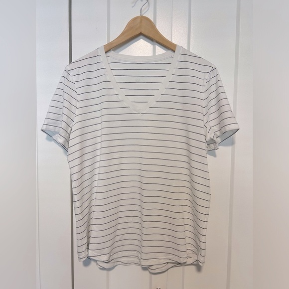2024 Lululemon V-Neck Love T-Shirt, Short Serve White and Black Stripe, … - Picture 6 of 8